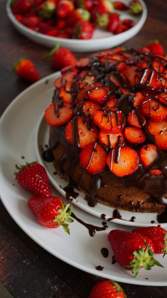 Glutenfreier Marmorkuchen mit Erdbeeren und Bananen