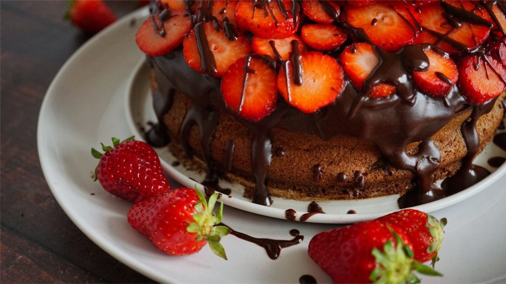 Glutenfreier Marmorkuchen mit Erdbeeren und Bananen