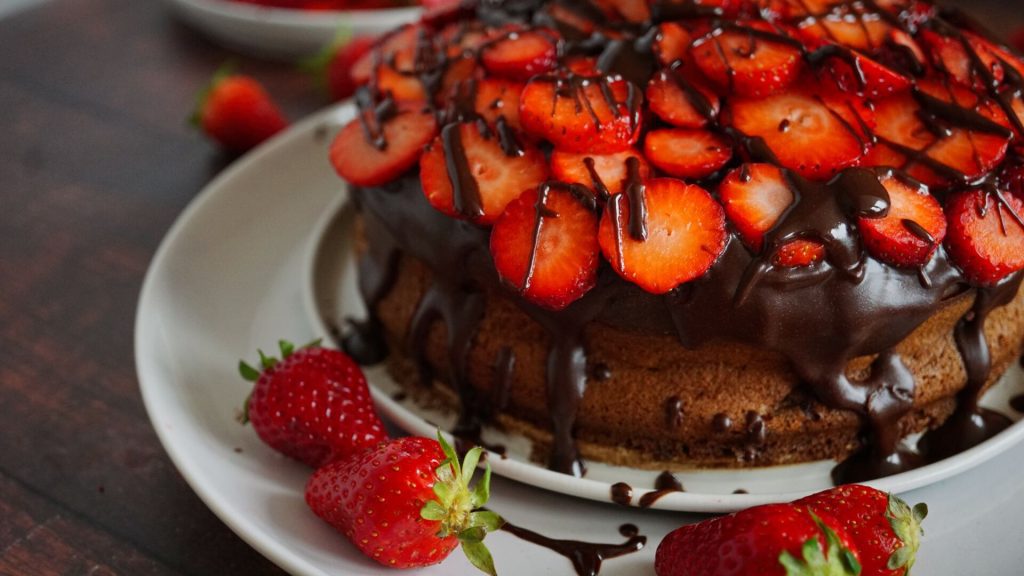 Glutenfreier Marmorkuchen mit Erdbeeren und Bananen