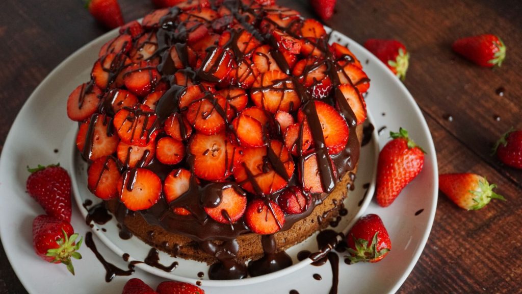 Glutenfreier Marmorkuchen mit Erdbeeren und Bananen