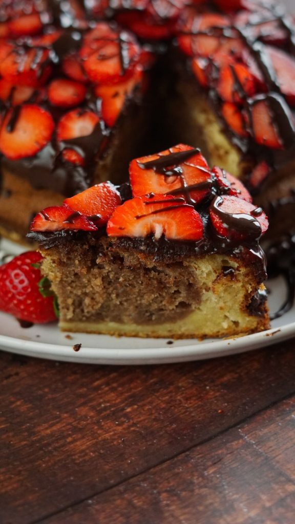 Glutenfreier Marmorkuchen mit Erdbeeren und Bananen