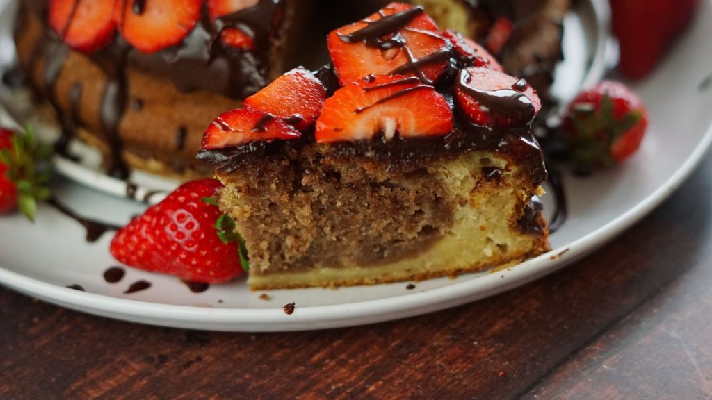 Glutenfreier Marmorkuchen mit Erdbeeren und Bananen