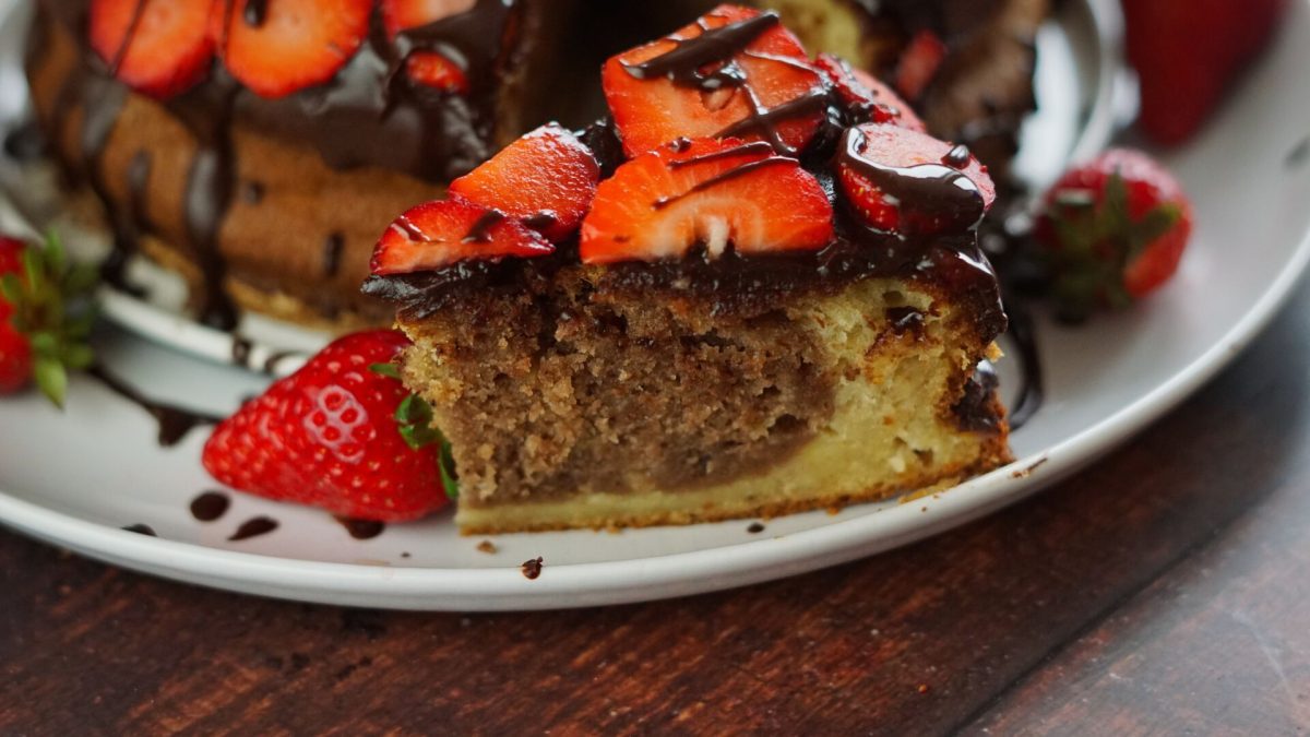 Glutenfreier Marmorkuchen mit Erdbeeren und Bananen