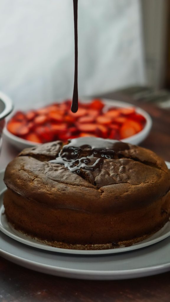 Glutenfreier Marmorkuchen mit Erdbeeren und Bananen