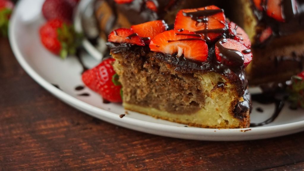 Glutenfreier Marmorkuchen mit Erdbeeren und Bananen