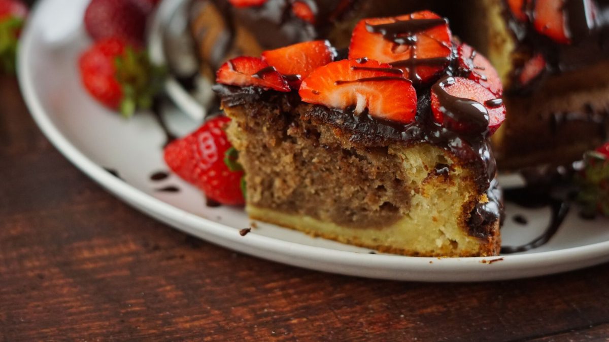Glutenfreier Marmorkuchen mit Erdbeeren und Bananen