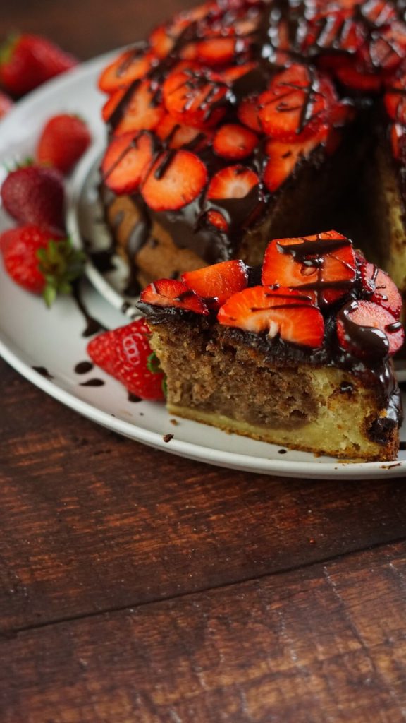 Glutenfreier Marmorkuchen mit Erdbeeren und Bananen
