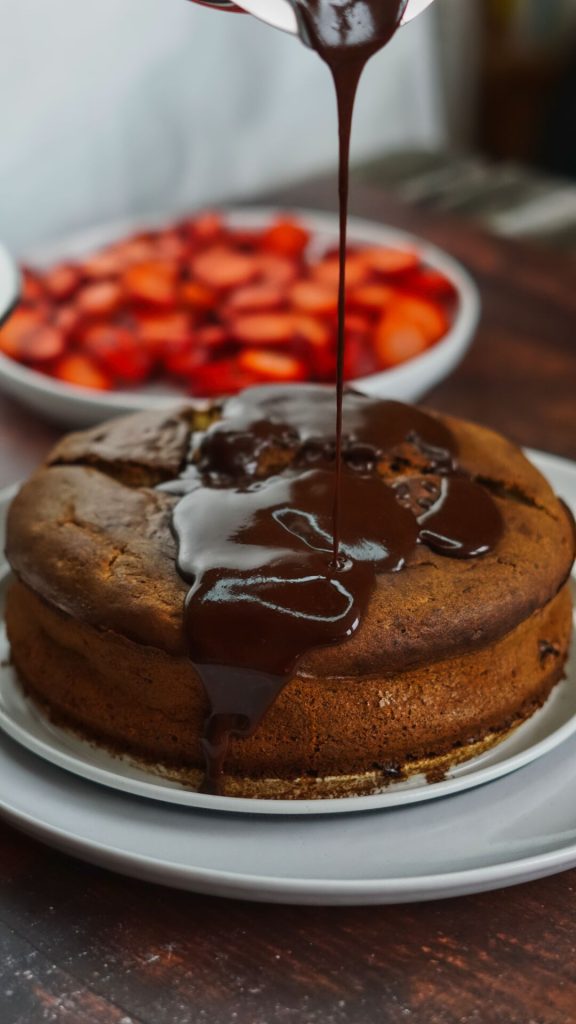Glutenfreier Marmorkuchen mit Erdbeeren und Bananen