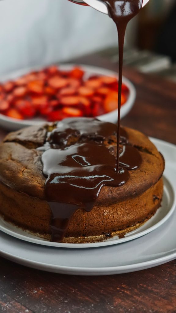 Glutenfreier Marmorkuchen mit Erdbeeren und Bananen
