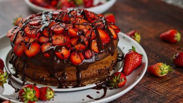 Glutenfreier Marmorkuchen mit Erdbeeren und Bananen