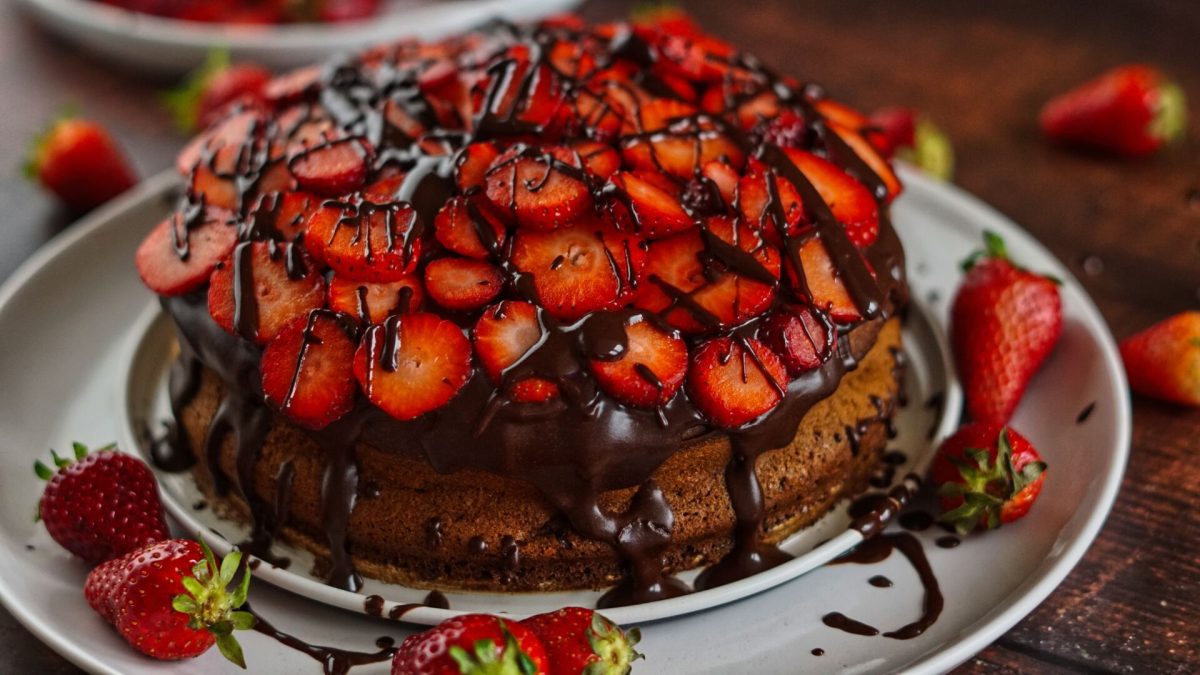 Glutenfreier Marmorkuchen mit Erdbeeren und Bananen