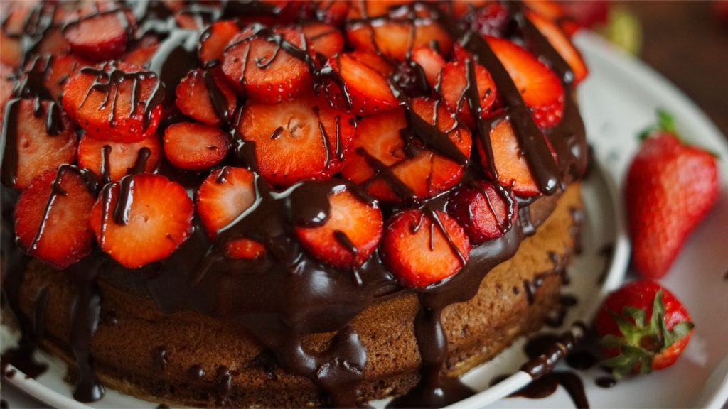 Glutenfreier Marmorkuchen mit Erdbeeren und Bananen