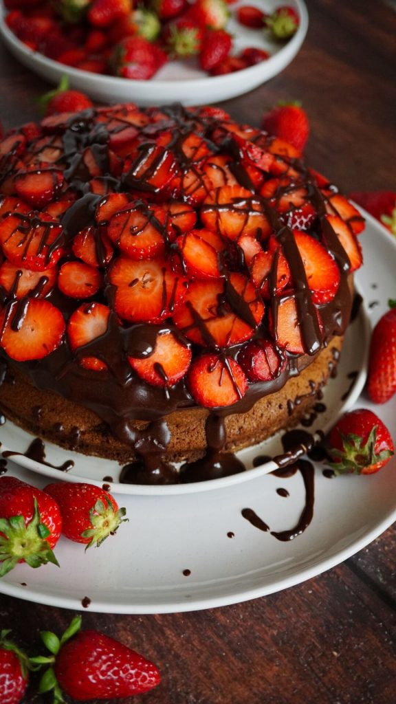 Glutenfreier Marmorkuchen mit Erdbeeren und Bananen
