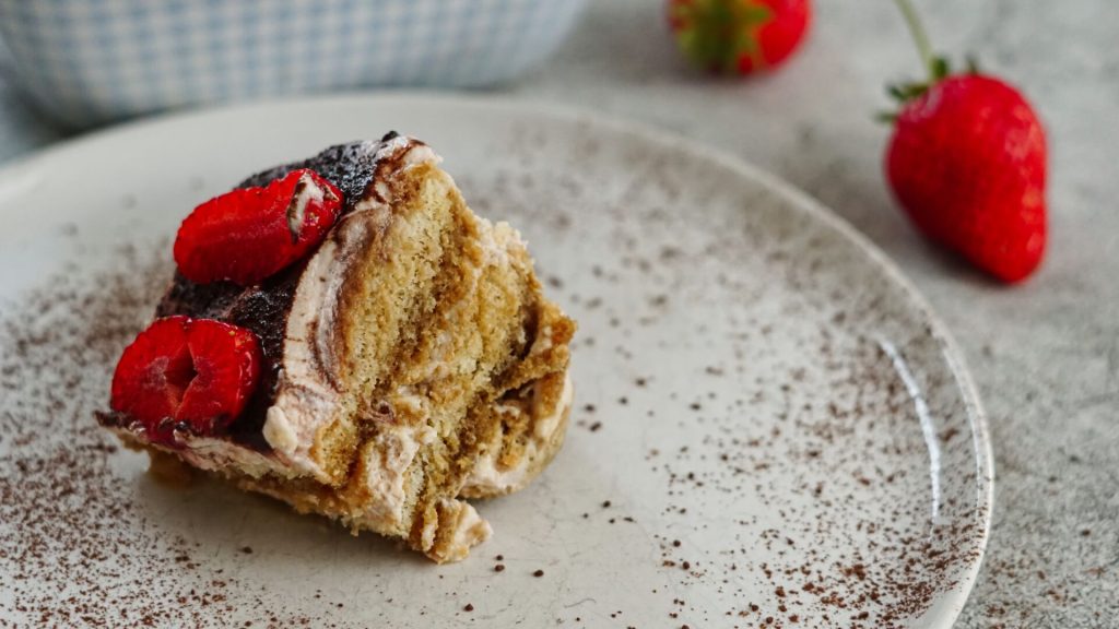 ein Stück Erdbeer-Tiramisu