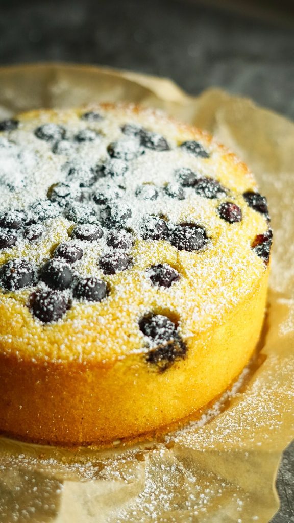 Griesskuchen mit Joghurt und Heidelbeeren