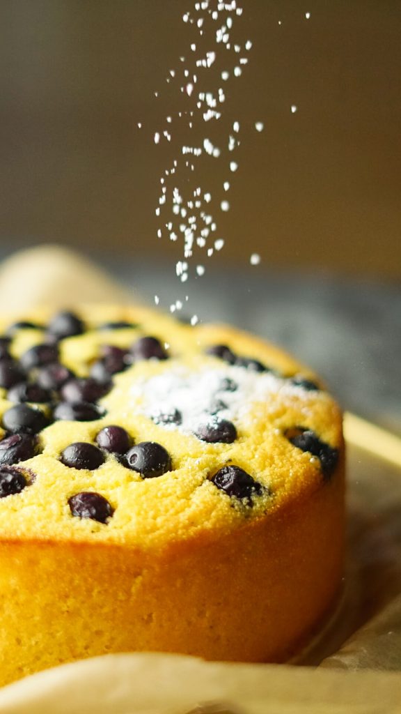 Grießkuchen mit Joghurt und Staubzucker
