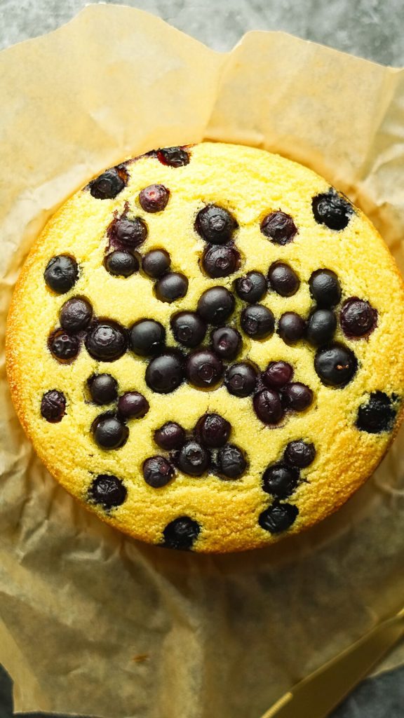 Grießkuchen mit Heidelbeeren und Joghut