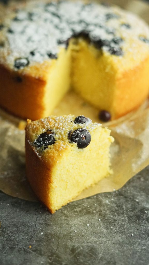 Grießkuchen mit Joghurt und Heidelbeeren