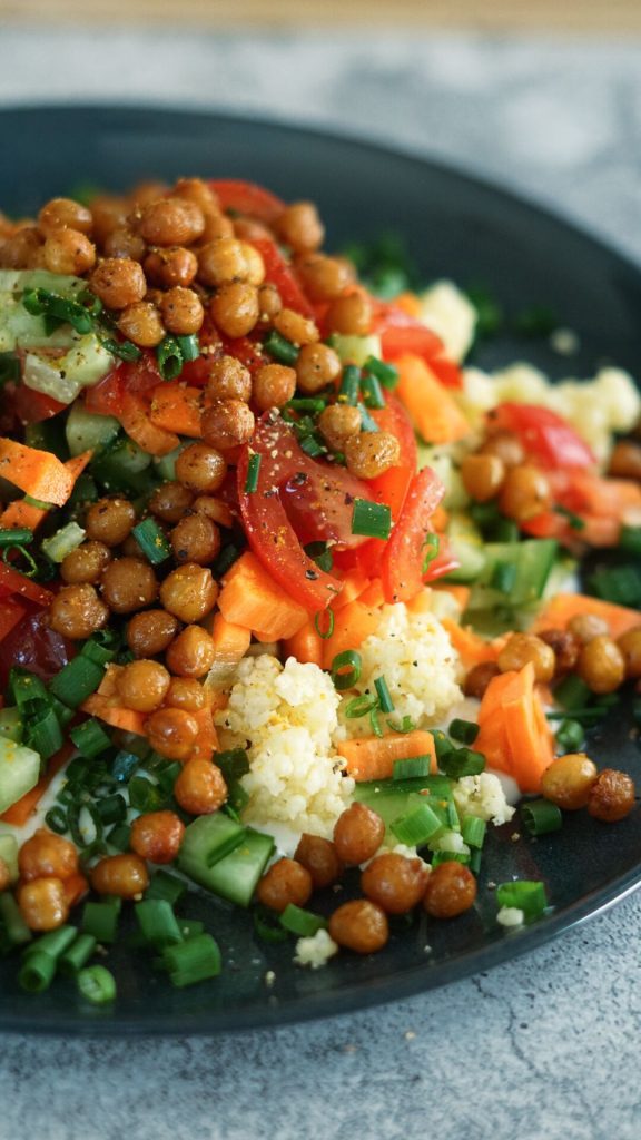 Hirsesalat mit Kichererbsen und Joghurt-Dip
