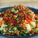 Hirsesalat mit Kichererbsen und Joghurt-Dip