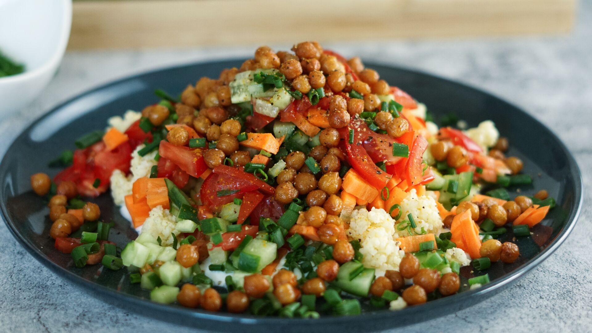 Hirsesalat mit Kichererbsen und Joghurt-Dip