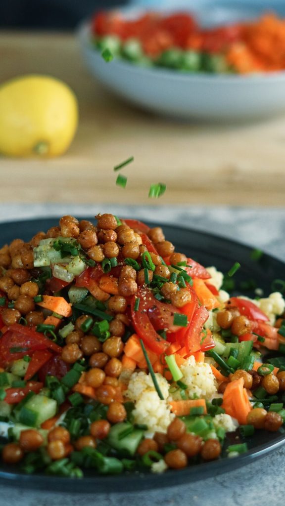 Hirsesalat mit Tomaten, Gurke und Karotten