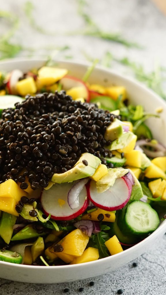 Belugalinsen-Mango-Salat