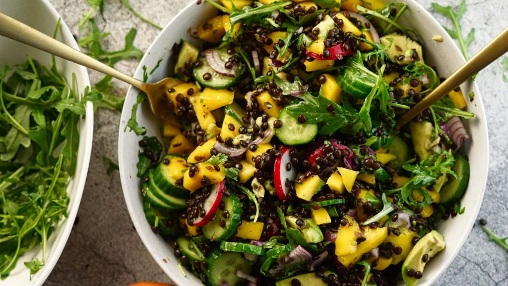 Linsen-Mango-Salat mit Avocado