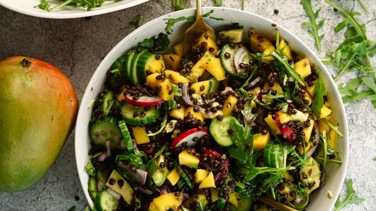 Linsen-Mango-Salat mit Avocado