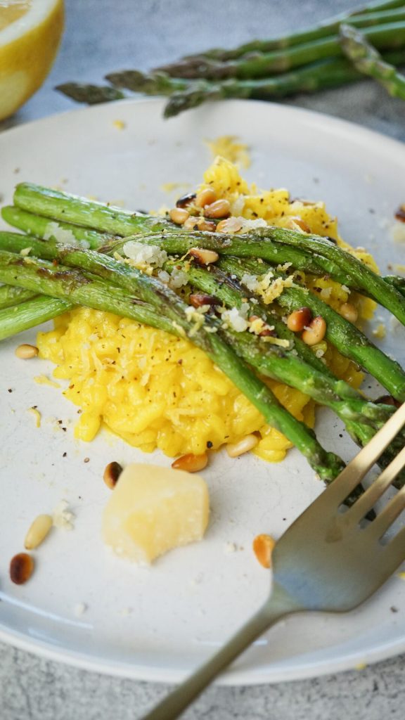 Kurkuma-Zitronen-Risotto mit grünem Spargel
