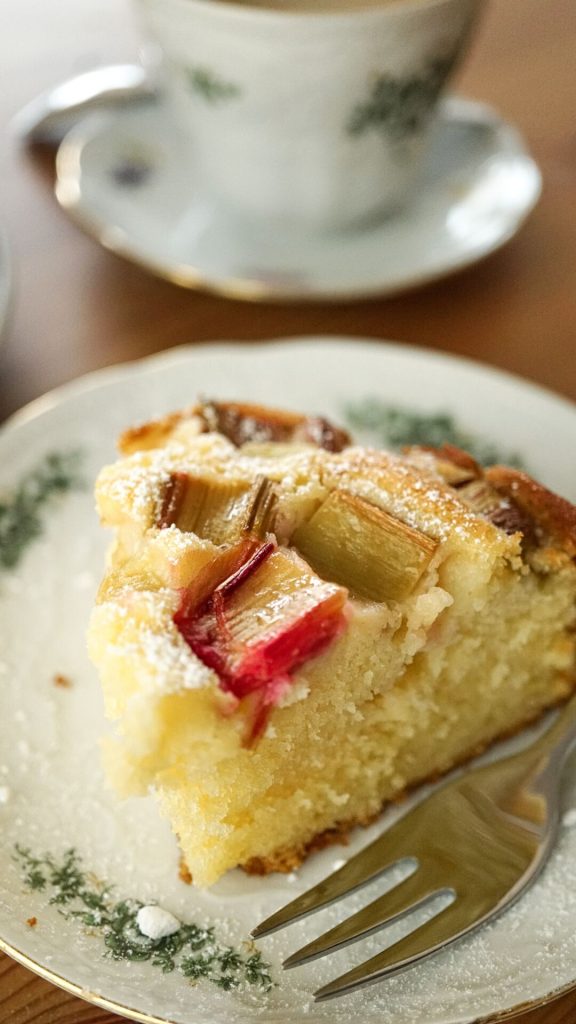 ein Stück Rhabarberkuchen glutenfrei