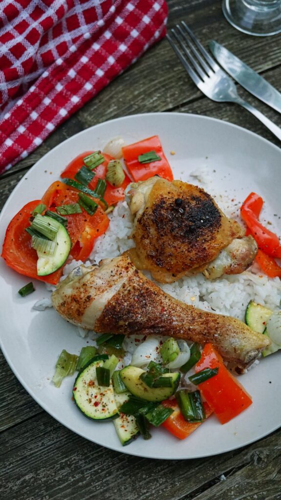 Hähnchen mit Reis und Ofen-Gemüse