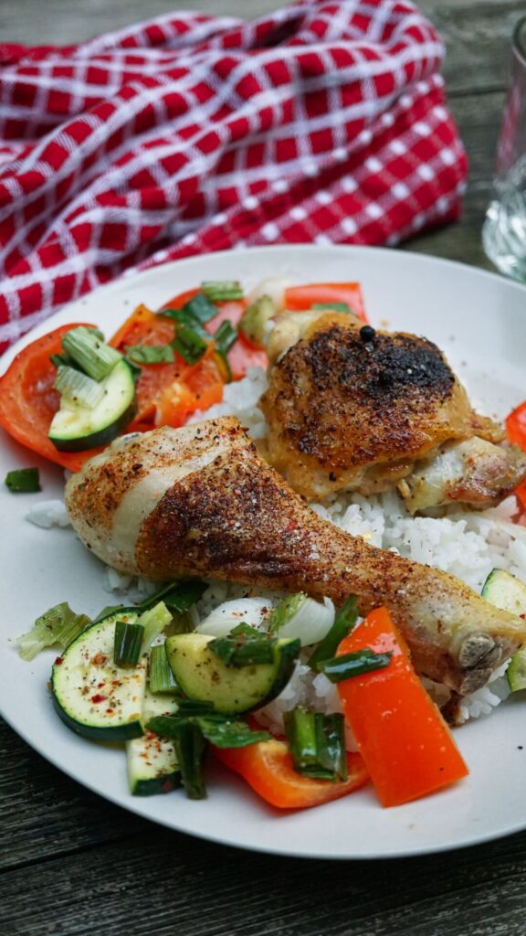 Knuspriges Hähnchen aus dem Backofen mit Gemüse