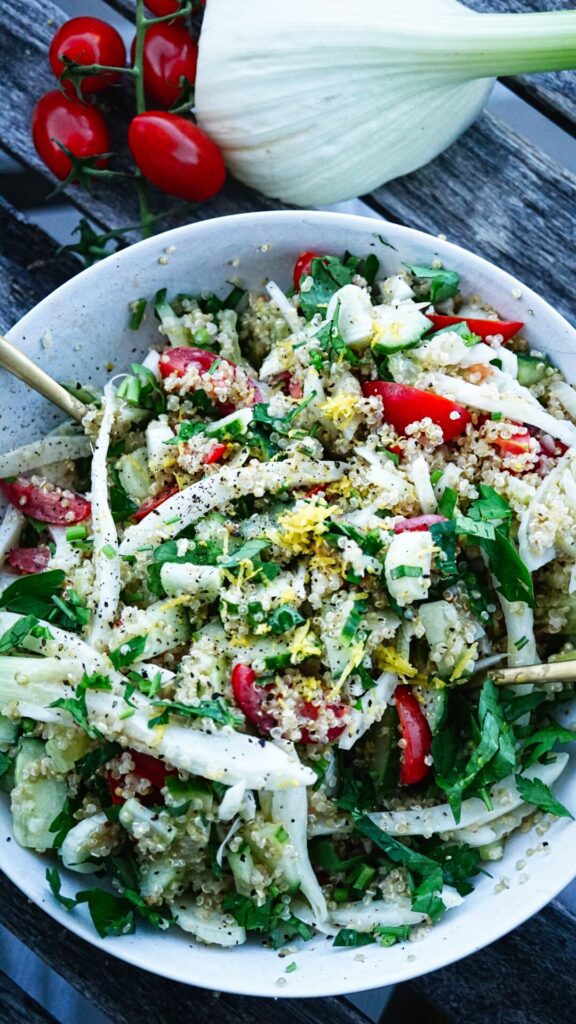 Quinoasalat mit Fenchel, Gurke, Tomate und Feta-Joghurt-Dip