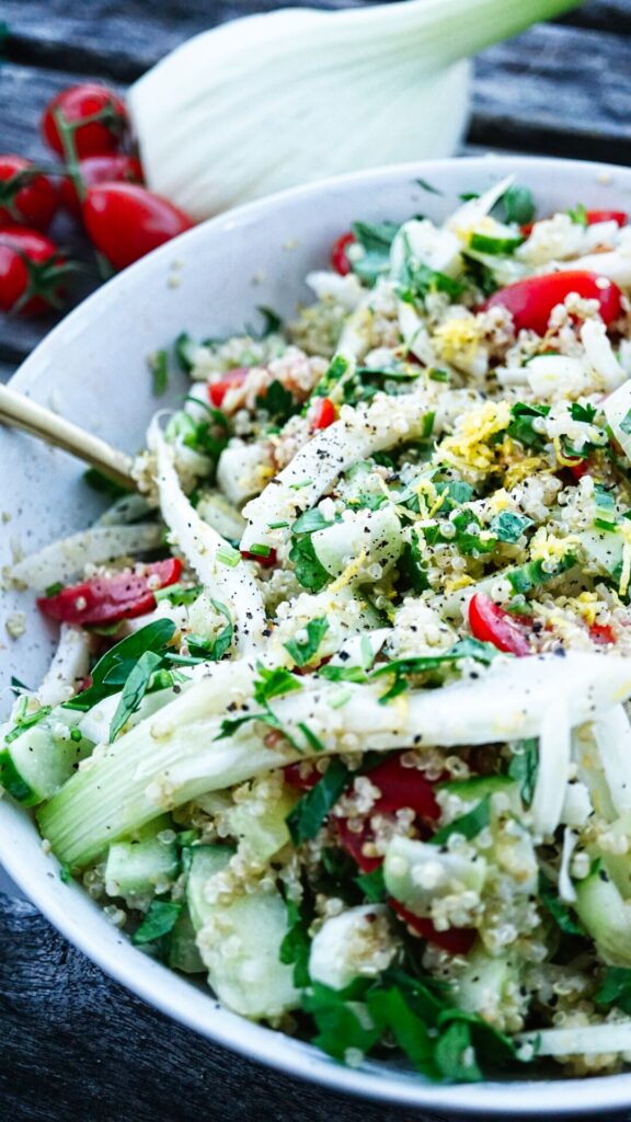 Quinoa-Salat mit Feta-Joghurt-Dip, Fenchel, Tomate, Gurke