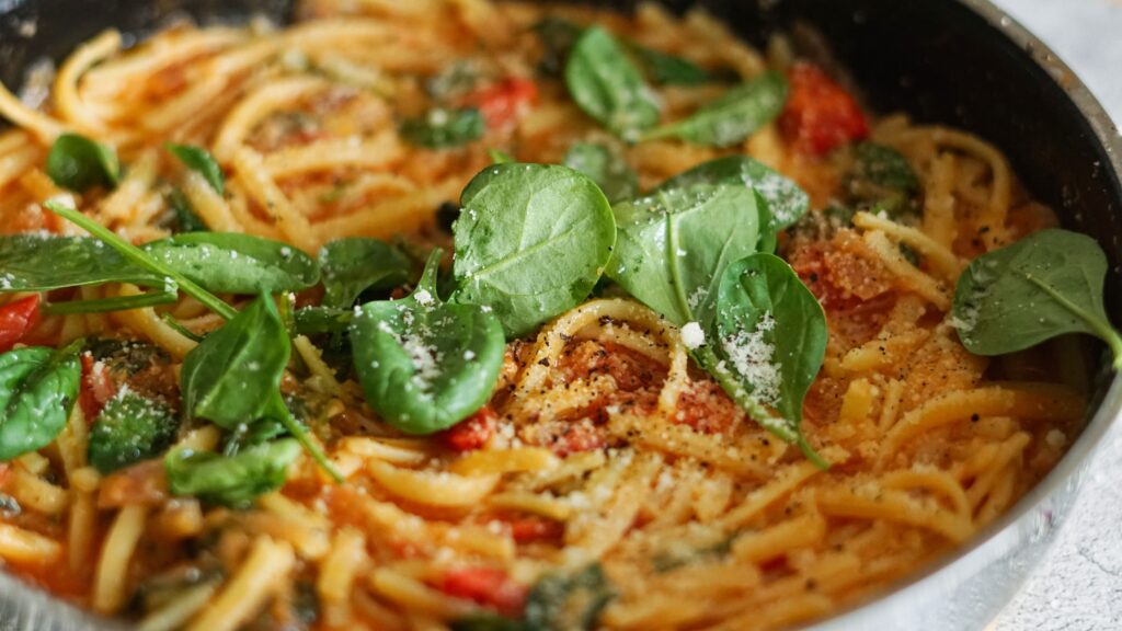 Glutenfreie Pasta mit Spinat-Tomaten-Soße