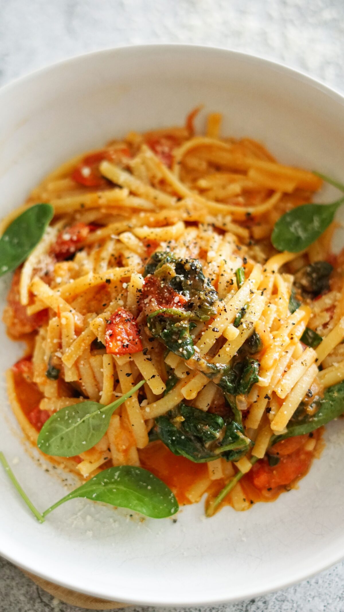 Glutenfreie Pasta mit Spinat-Tomaten-Soße