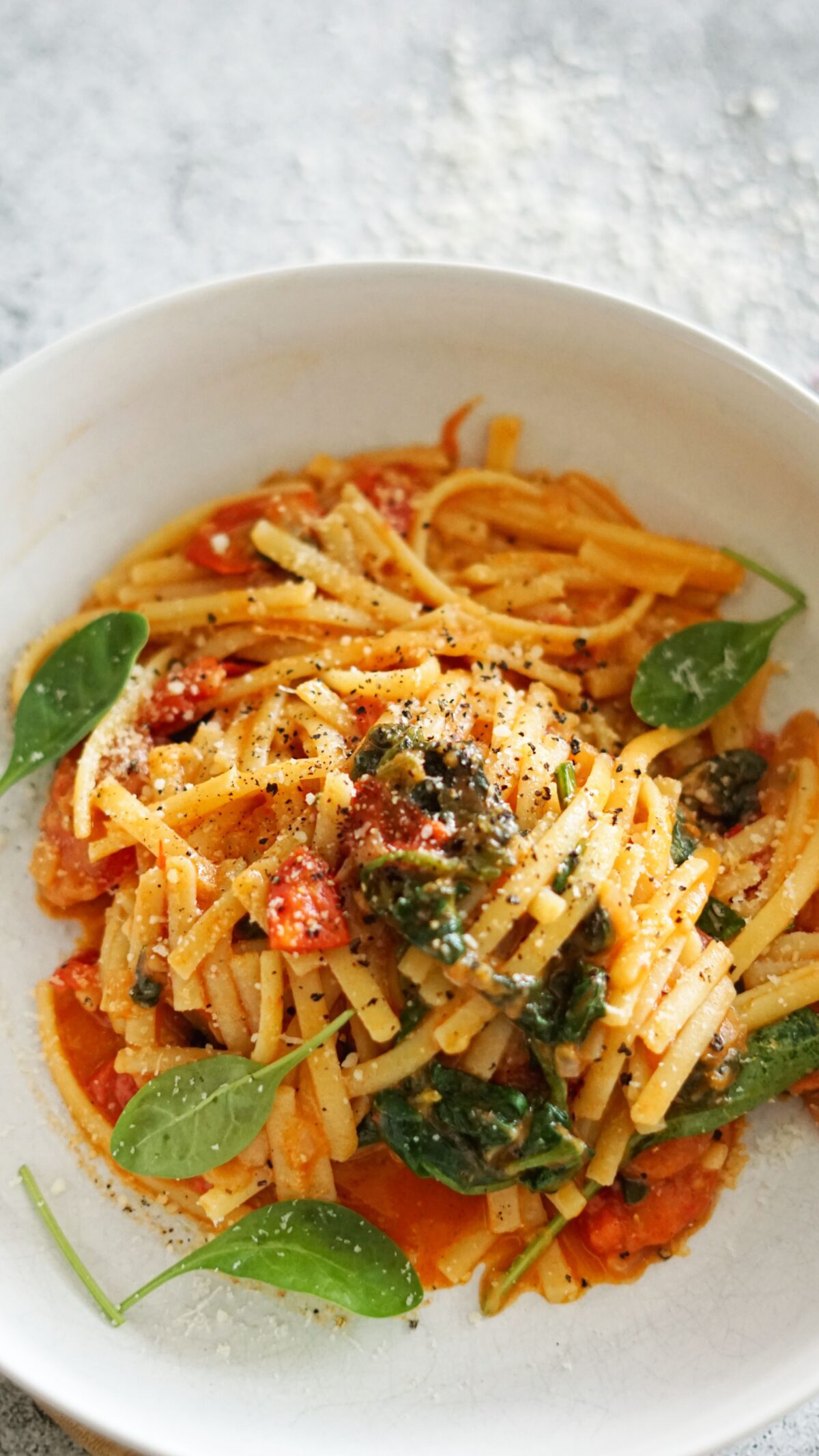 Glutenfreie Pasta mit Spinat-Tomaten-Soße
