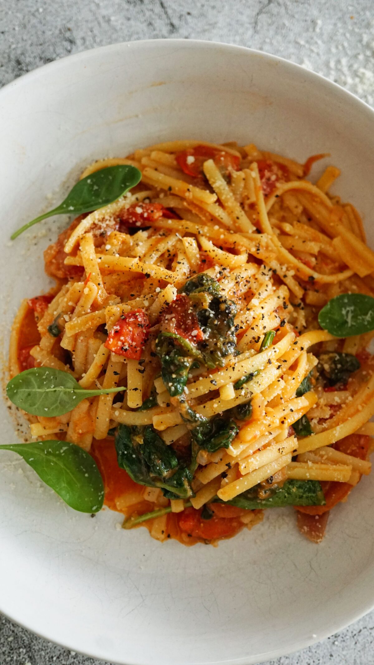 Glutenfreie Pasta mit Spinat-Tomaten-Soße