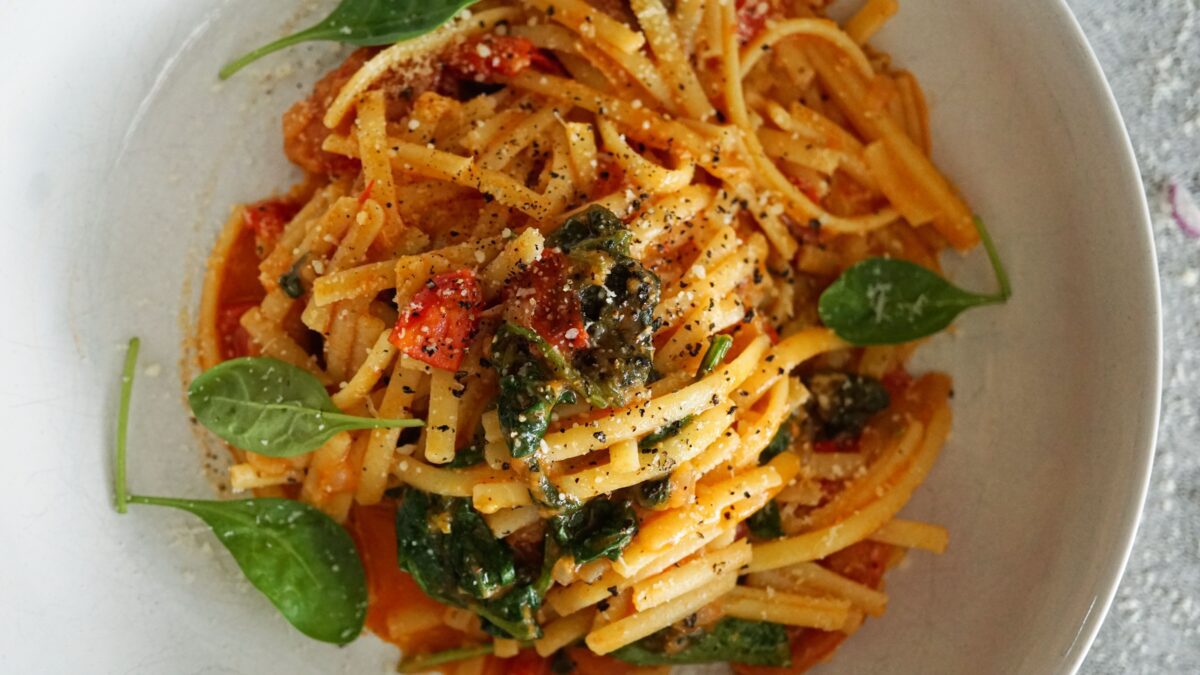 Glutenfreie Pasta mit Spinat-Tomaten-Soße