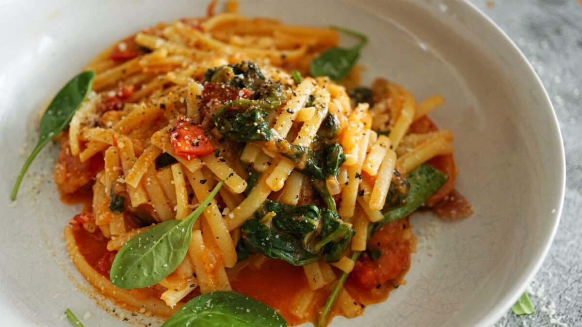 Glutenfreie Pasta mit Spinat-Tomaten-Soße