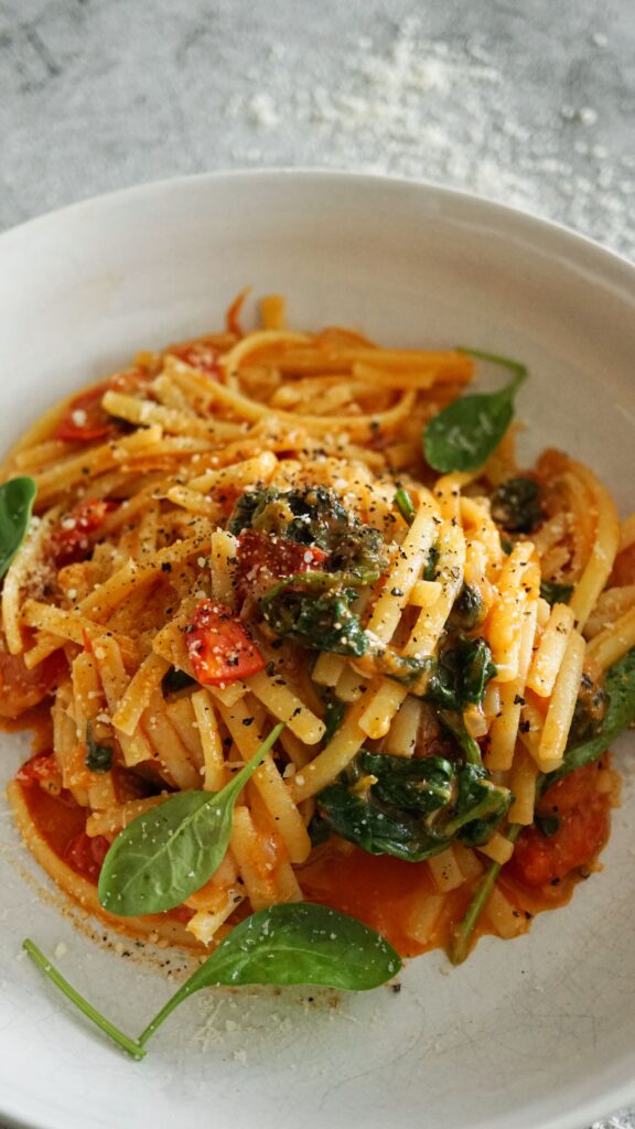 Glutenfreie Pasta mit Spinat-Tomaten-Soße
