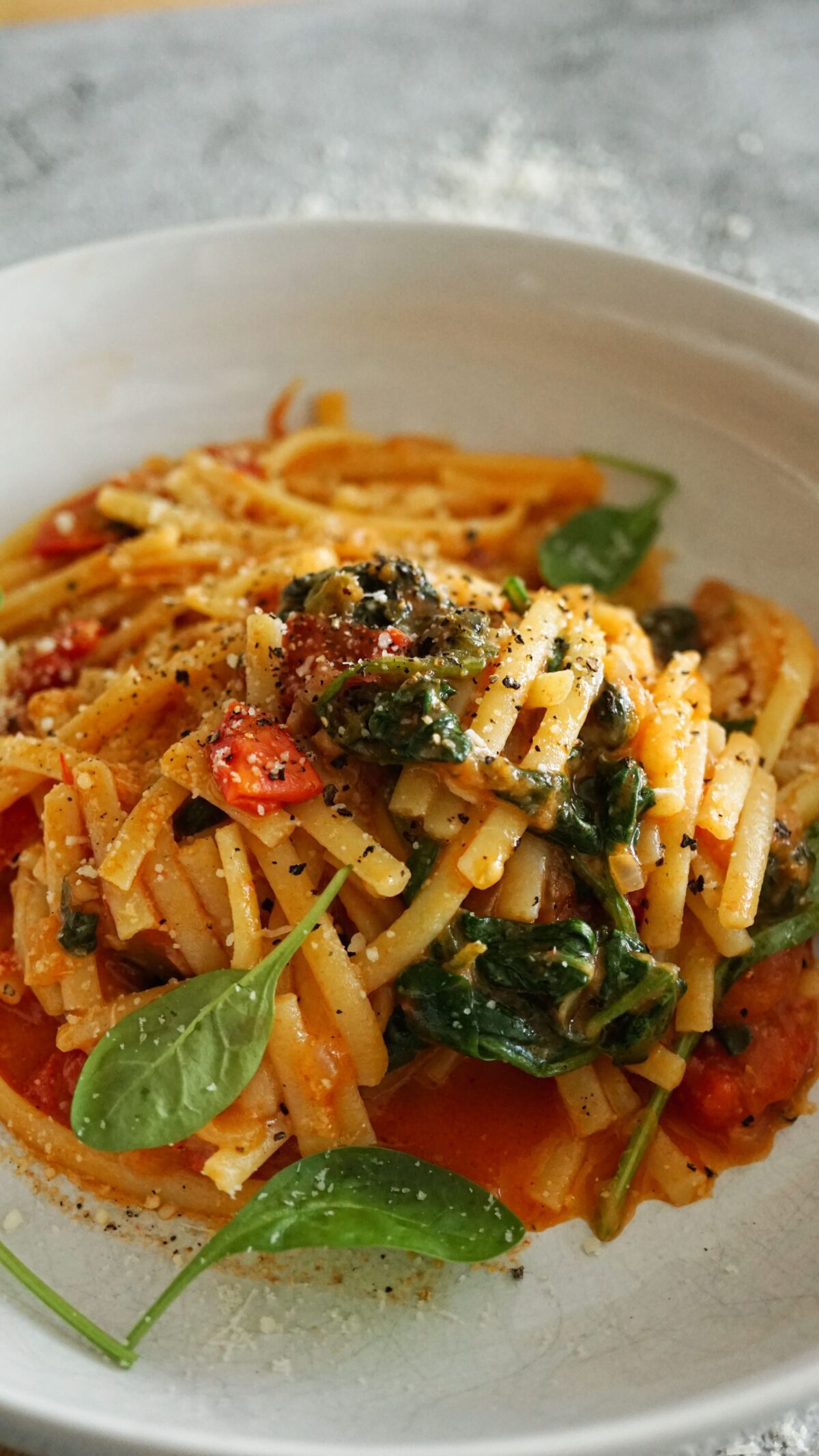Glutenfreie Pasta mit Spinat-Tomaten-Soße