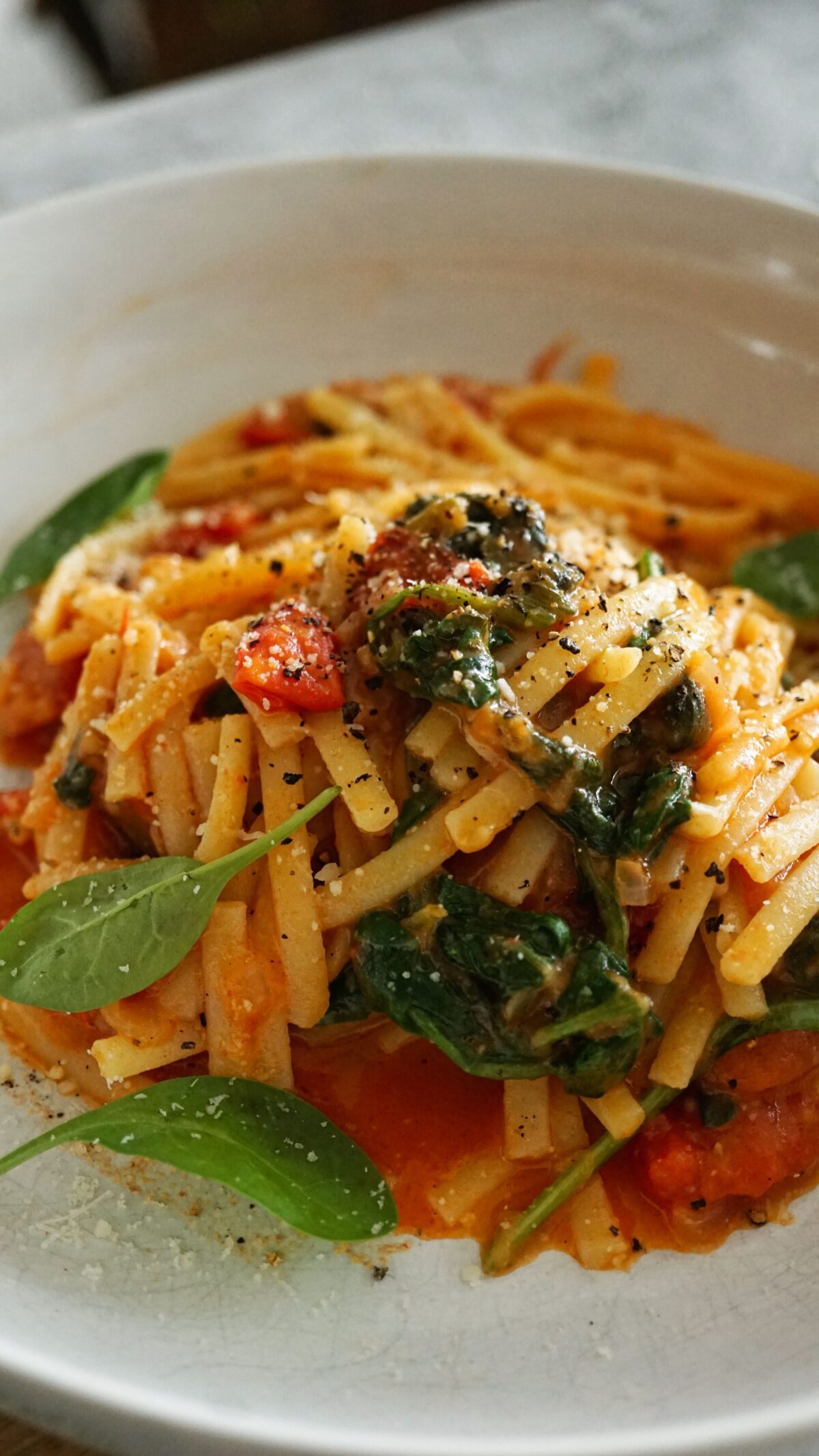 Glutenfreie Pasta mit Tomaten und Spinat