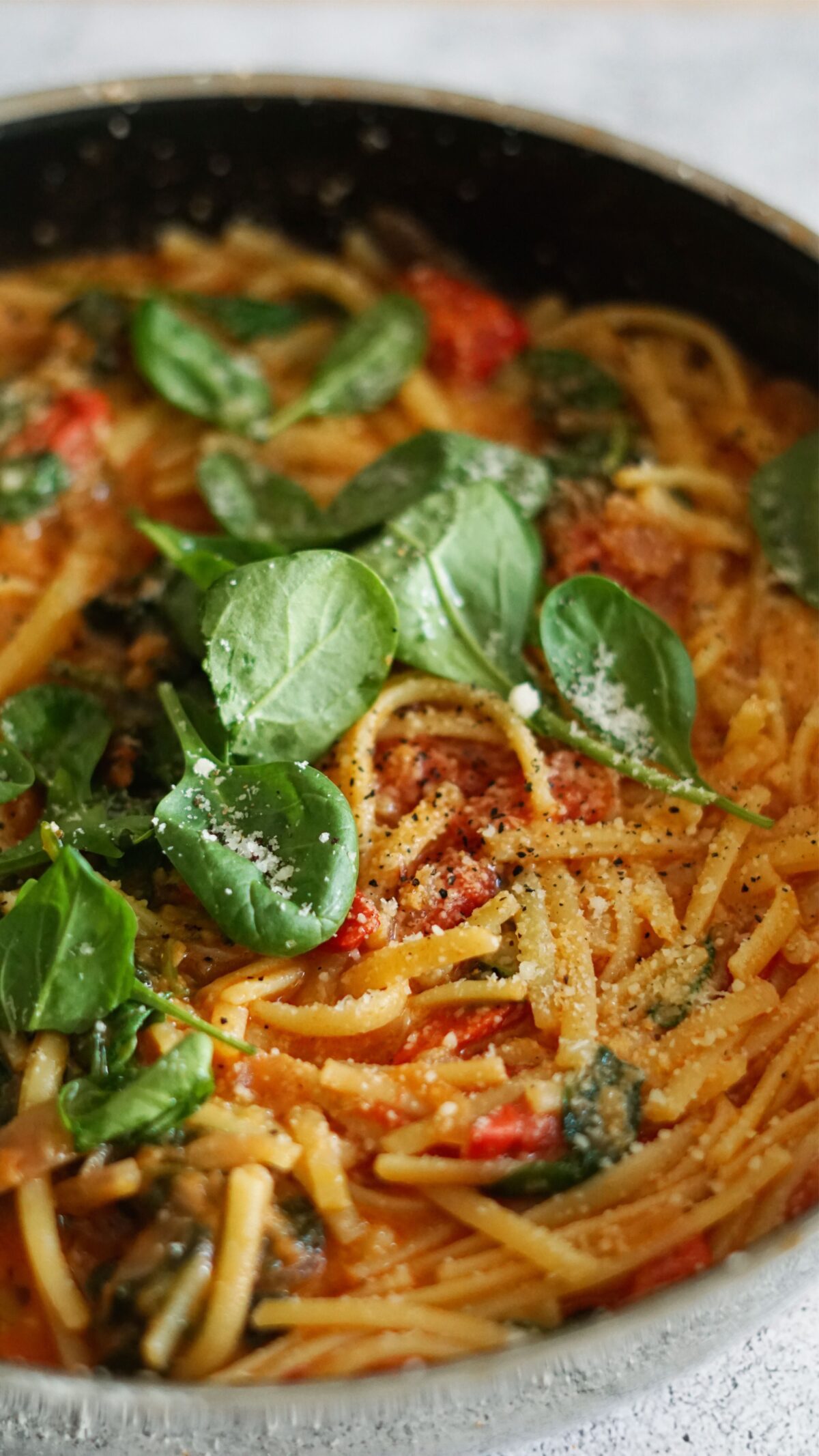 Glutenfreie Pasta mit Spinat-Tomaten-Soße