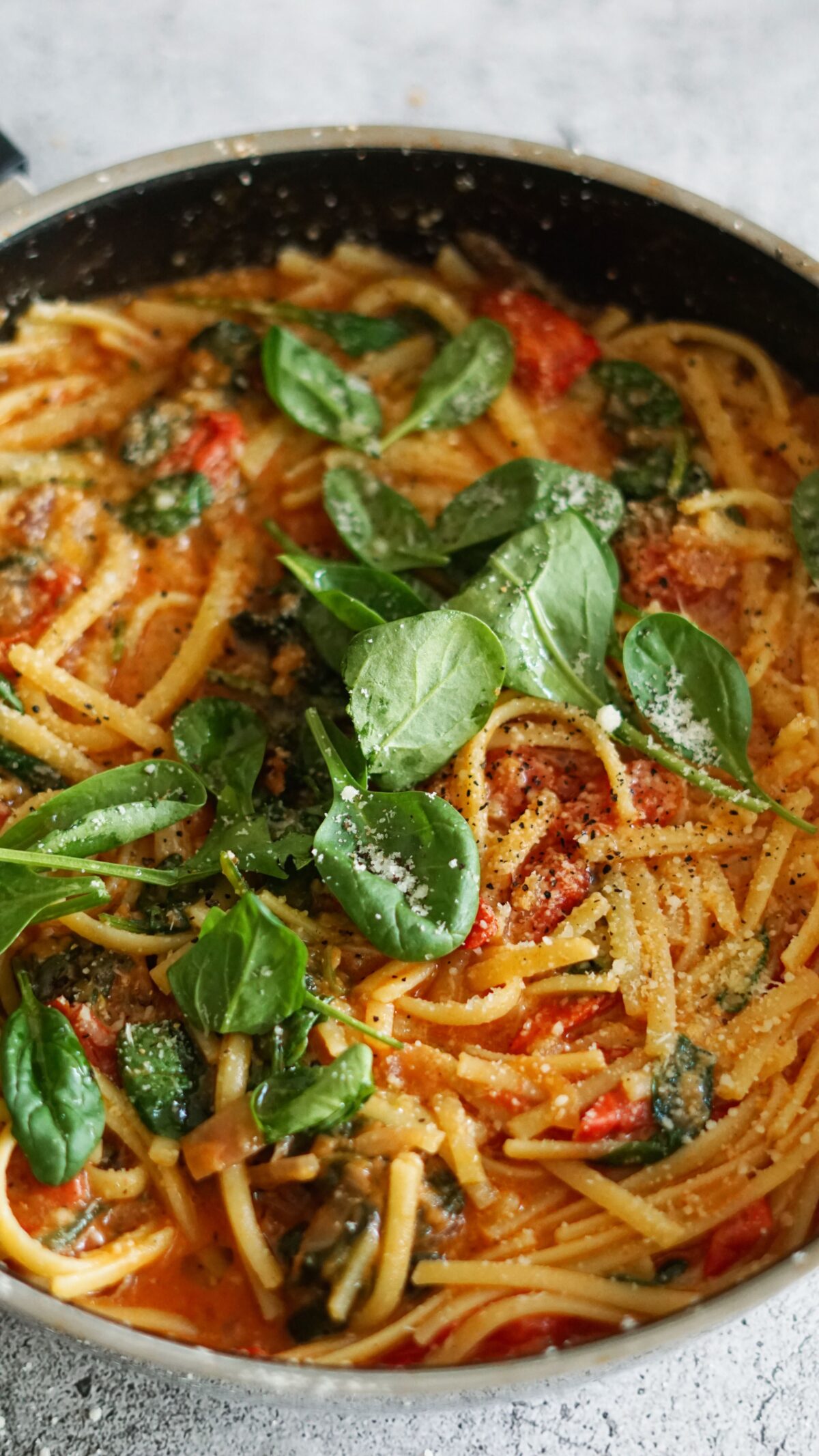 Glutenfreie Pasta mit Spinat-Tomaten-Soße
