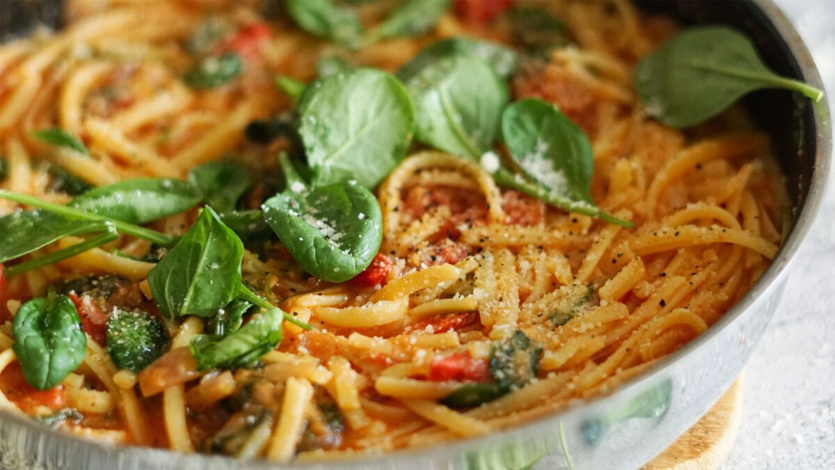 Glutenfreie Pasta mit Spinat-Tomaten-Soße