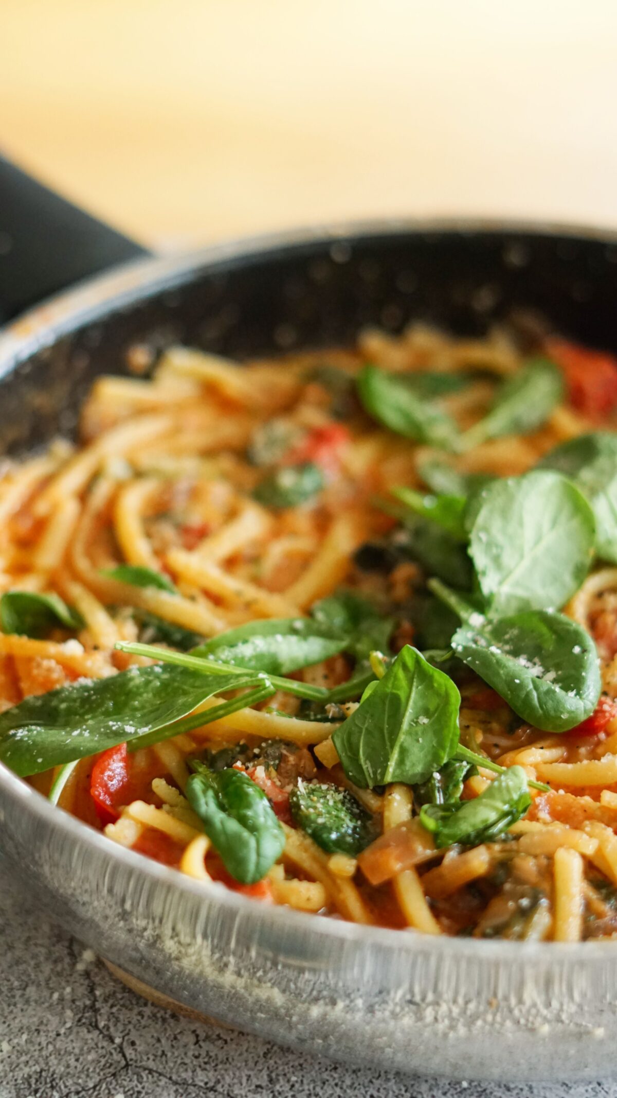 Glutenfreie Pasta mit Spinat-Tomaten-Soße