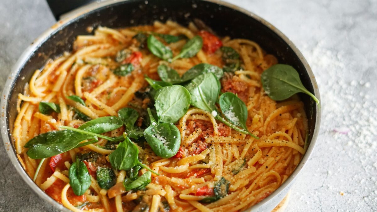Glutenfreie Pasta mit Spinat-Tomaten-Soße