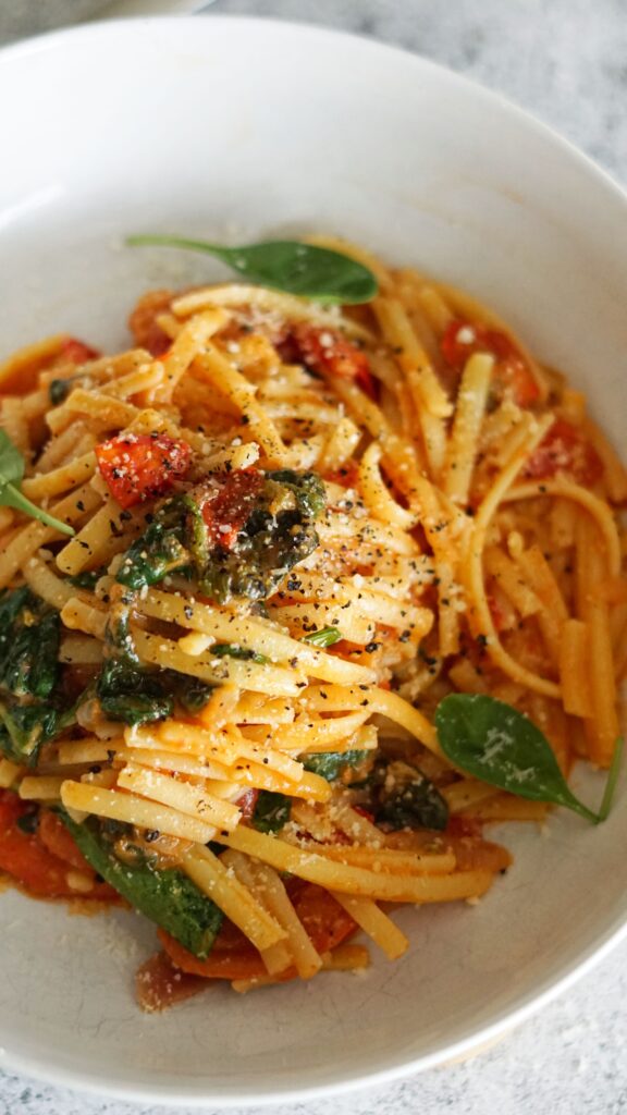 Glutenfreie Pasta mit Spinat-Tomaten-Soße